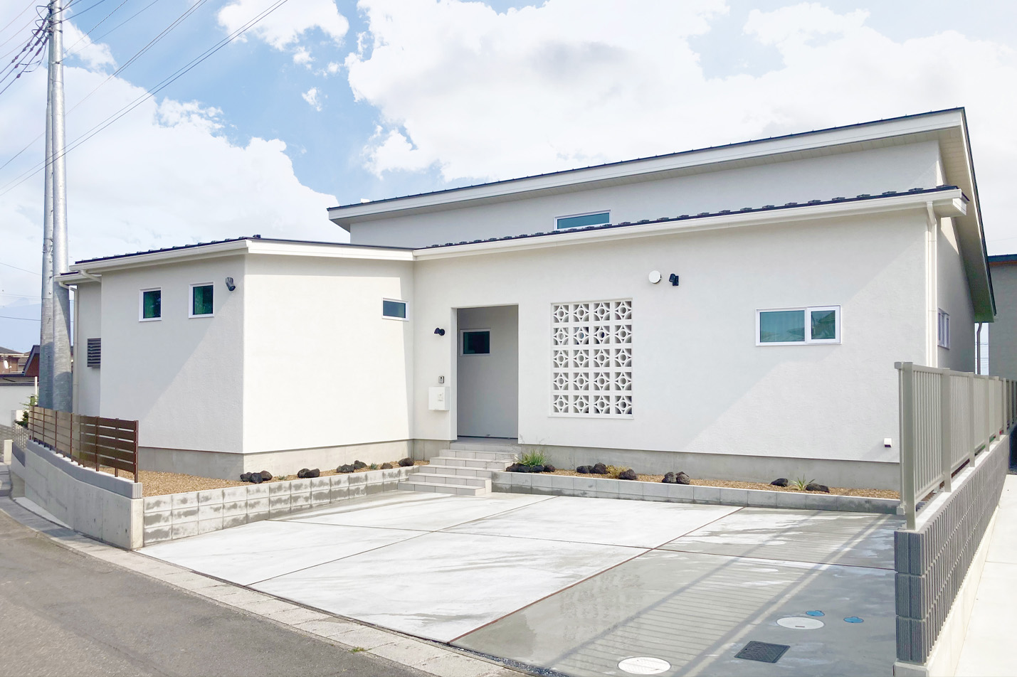 群馬県吉岡町の平屋。光熱費がゼロになる生活。外観はジョリパットで、玄関ポーチは沖縄ブロックで目隠し。