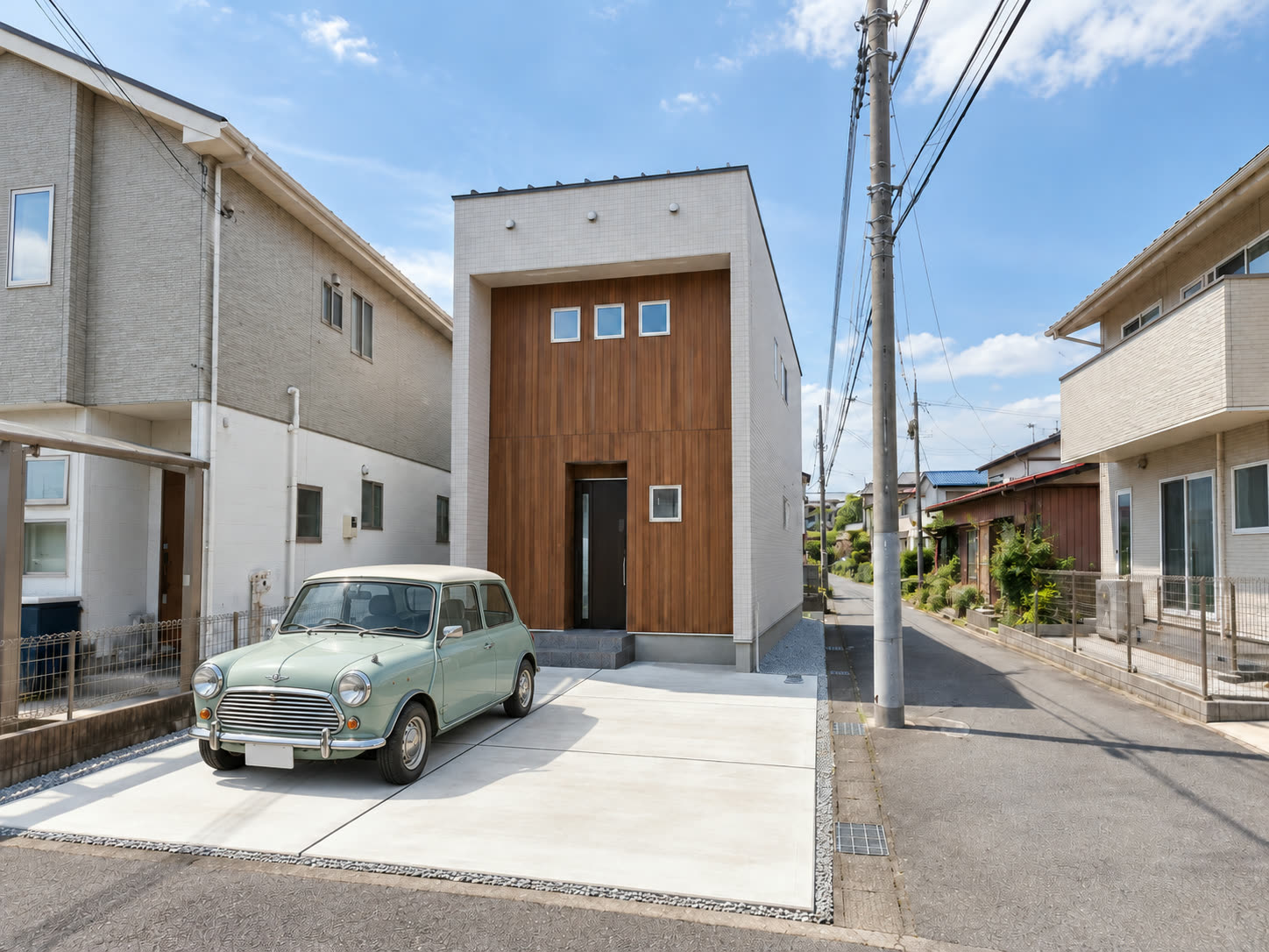木目がアクセントの外観とレトロなコンパクトカー